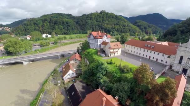 Puente de la ciudad con río de muy alto nivel — Vídeo de stock