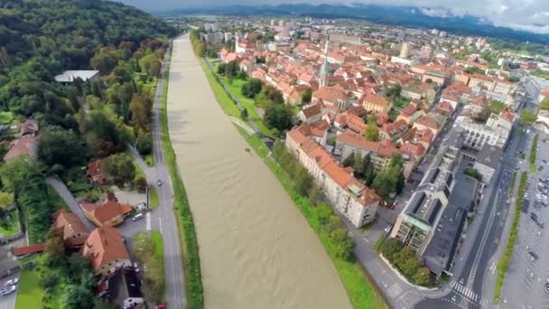 Πετώντας πάνω από το αστικό τοπίο Celje μια ηλιόλουστη ημέρα — Αρχείο Βίντεο