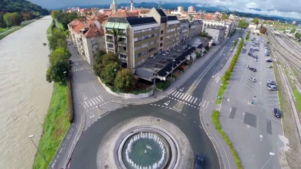 Aufstieg über Kreisverkehr zeigt Stadtbild — Stockvideo