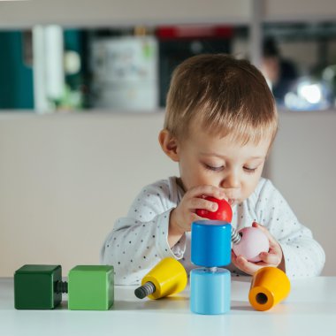 küçük çocuk oyuncakları ile oynarken