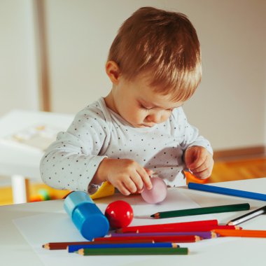 küçük çocuk oyuncakları ile oynarken