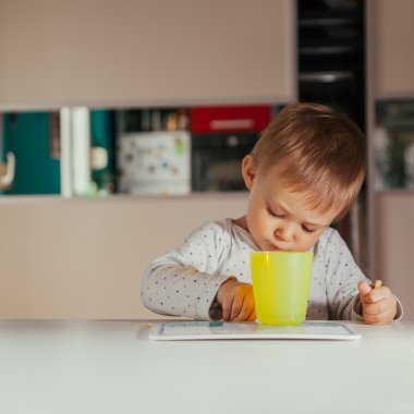 Oyuncaklı küçük çocuk.