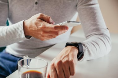 Teknolojisini kullanan erkek