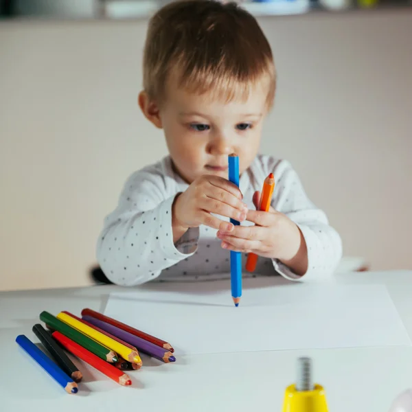 Kleine jongen tekening — Stockfoto