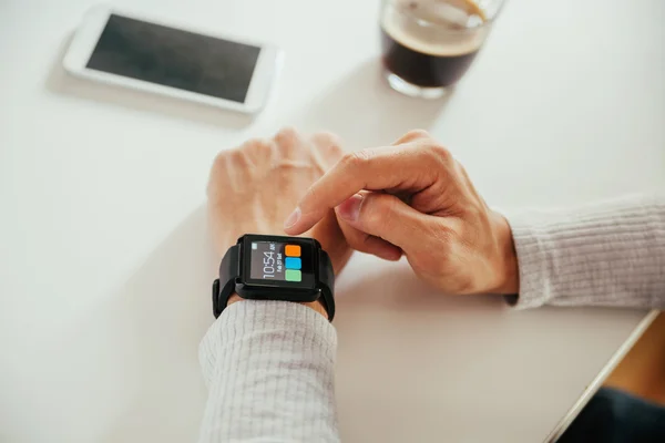 Manliga använder Smart Watch-klocka — Stockfoto