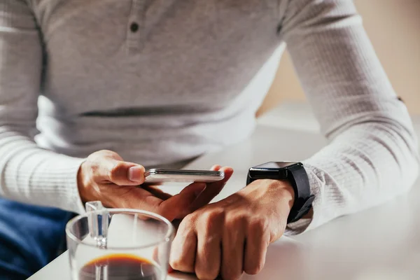 Man met behulp van technologie — Stockfoto