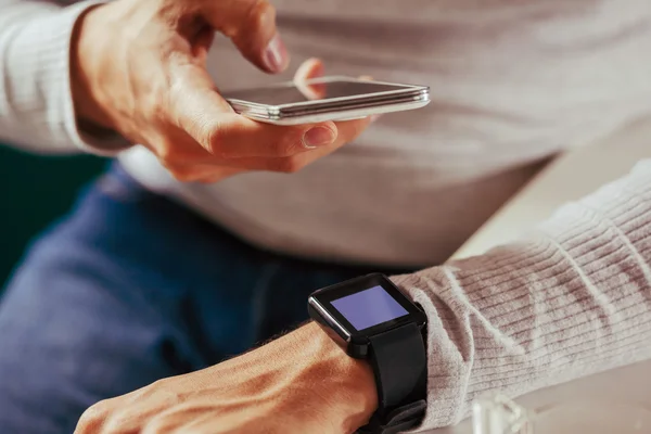 Man met behulp van technologie — Stockfoto