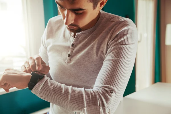 Hombre usando reloj inteligente —  Fotos de Stock