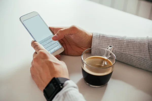 Man met behulp van technologie — Stockfoto