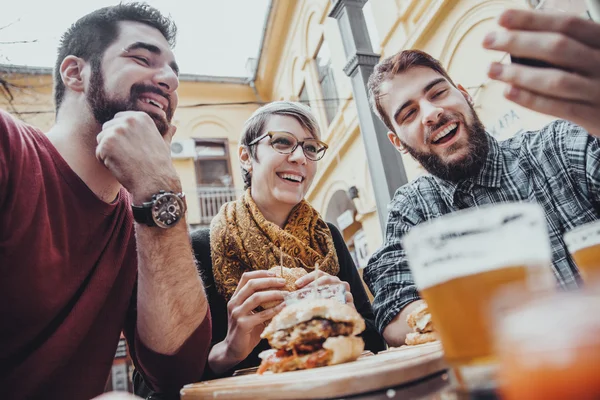 Amigos en restaurante de comida rápida —  Fotos de Stock