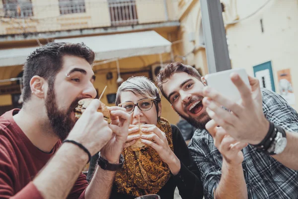 Přátelé v Fast Food restaurace — Stock fotografie