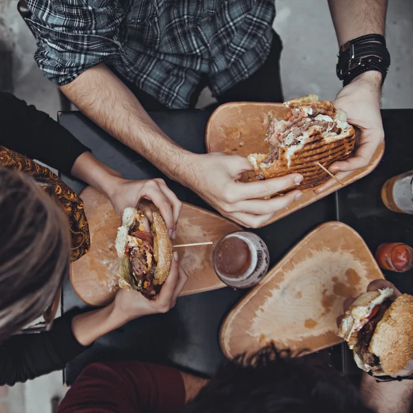 Vrienden In Fast Food Restaurant — Stockfoto