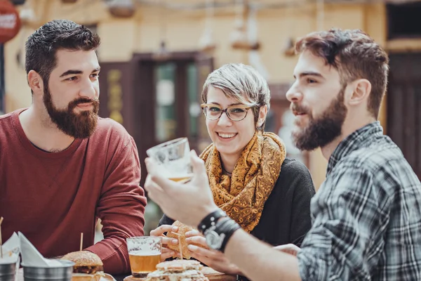 Freunde im Schnellrestaurant — Stockfoto