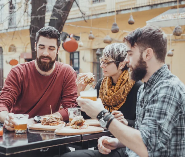 Vrienden In Fast Food Restaurant — Stockfoto