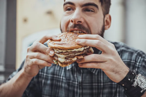 Masculino comer hambúrguer — Fotografia de Stock