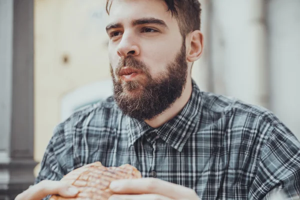 Masculino comer hambúrguer — Fotografia de Stock