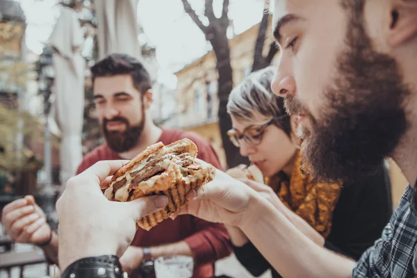 Freunde im Schnellrestaurant — Stockfoto