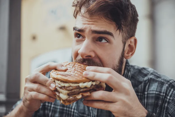Mannelijke eten Hamburger Stockfoto
