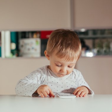 Küçük çocuk teknolojisini kullanarak