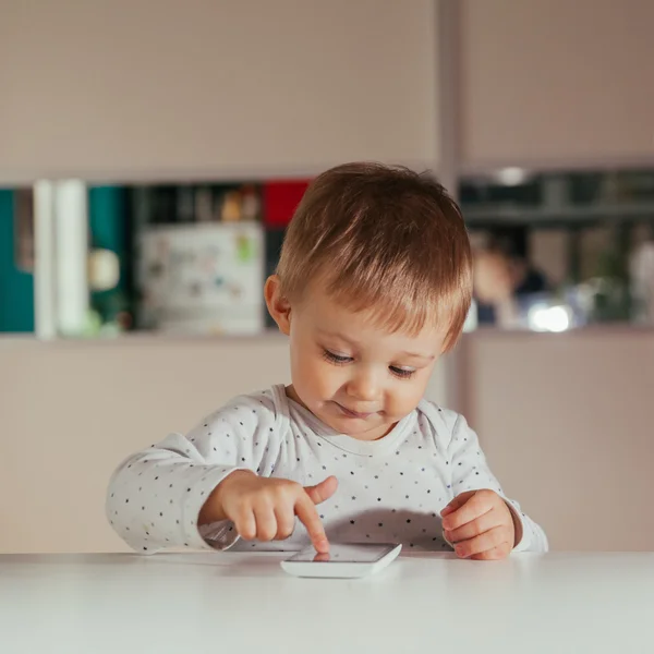 Liten pojke med teknik — Stockfoto