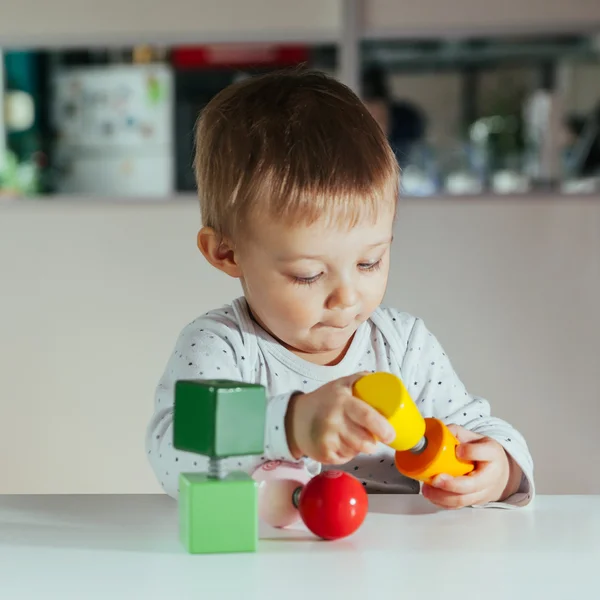 Μικρό αγόρι παίζει με τα παιχνίδια — Φωτογραφία Αρχείου