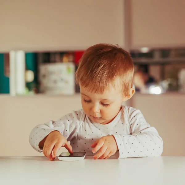 Mały chłopiec przy użyciu technologii — Zdjęcie stockowe