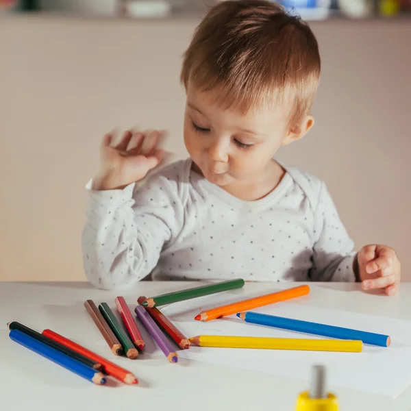 Kleine jongen tekening — Stockfoto
