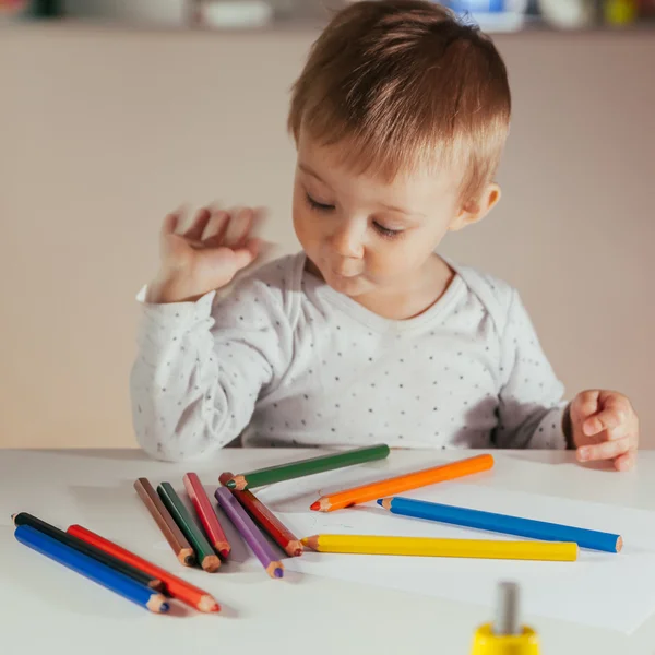 Kleiner Junge zeichnet — Stockfoto