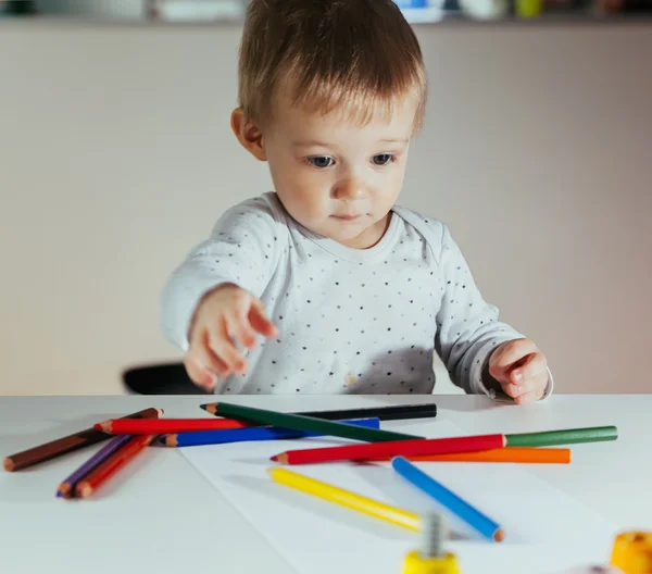 Kleiner Junge zeichnet — Stockfoto