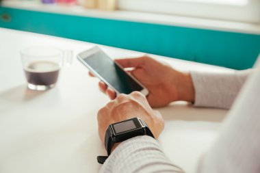 Teknolojisini kullanan erkek