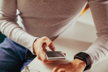 Teknolojisini kullanan erkek