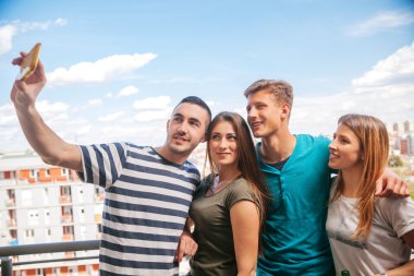 Genç grup arkadaşıyla birlikte bir Selfie yapıyor