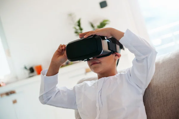 Arabian Boy Using VR — Stock Photo, Image