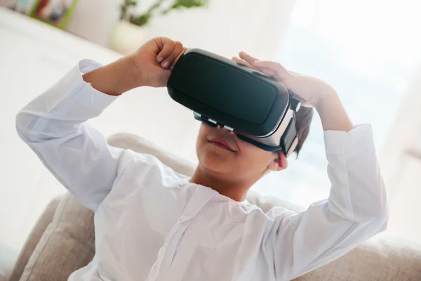 Arabian Boy Menggunakan VR — Stok Foto