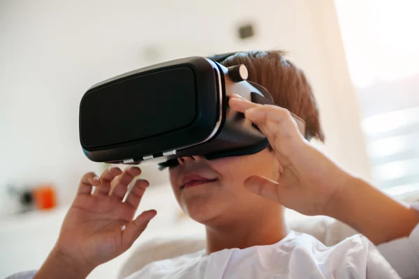 Arabian Boy Using VR — Stock Photo, Image