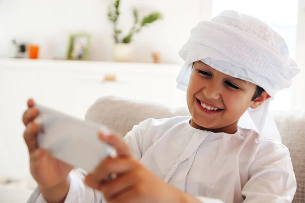 Арабский мальчик с помощью смартфона — стоковое фото