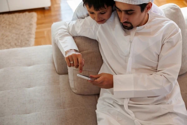 阿拉伯的父亲和儿子 — 图库照片