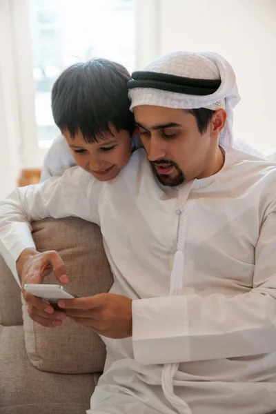Padre e figlio arabo — Foto Stock