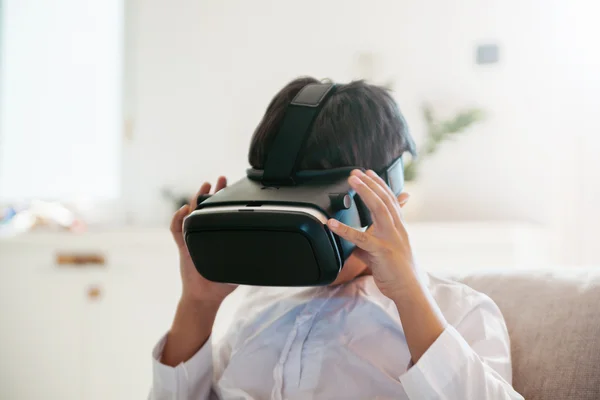 Arabian Boy Using VR — Stock Photo, Image