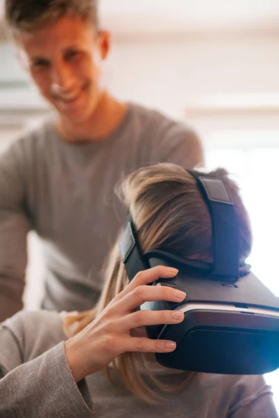 Молода пара використовує VR — стокове фото