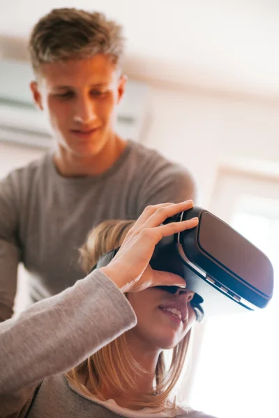 Young Couple Using VR — Stock Photo, Image