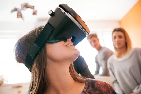 Young People Using VR — Stock Photo, Image