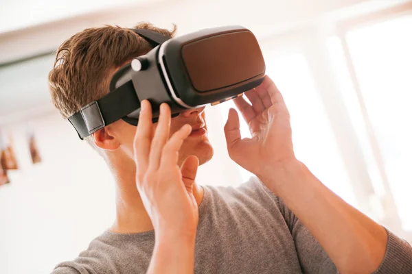 Young Man Using VR — Stock Photo, Image