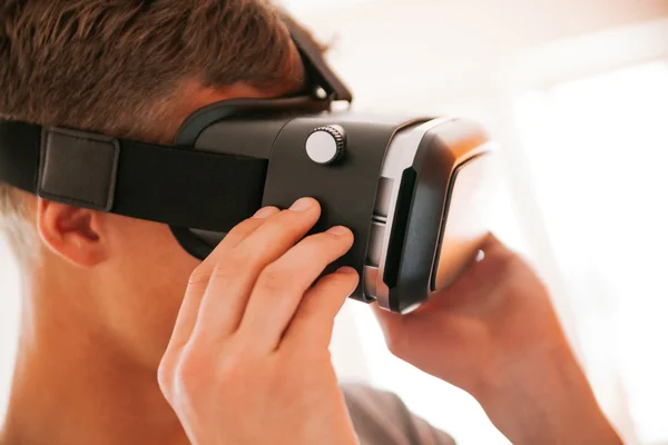 Hombre joven usando VR — Foto de Stock