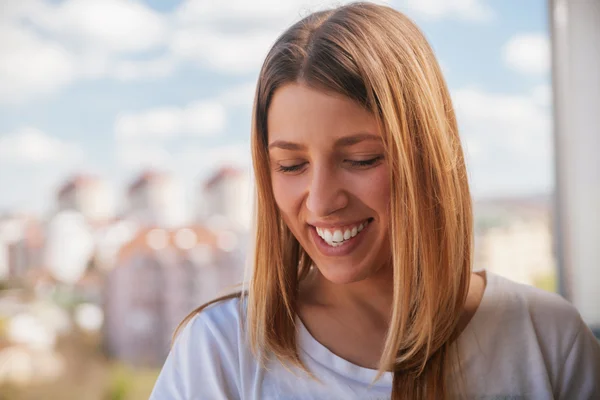 Jonge vrouw smilling — Stockfoto