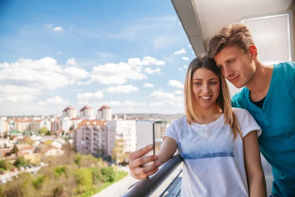 Unga par på balkong — Stockfoto