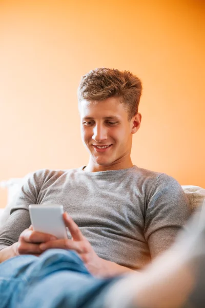 Junger Mann mit Smartphone — Stockfoto