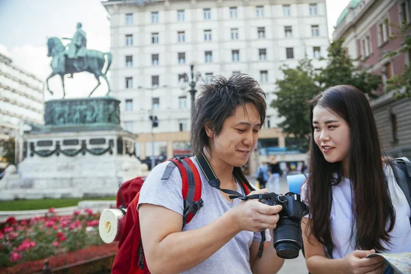 Unga asiatiska turister — Stockfoto