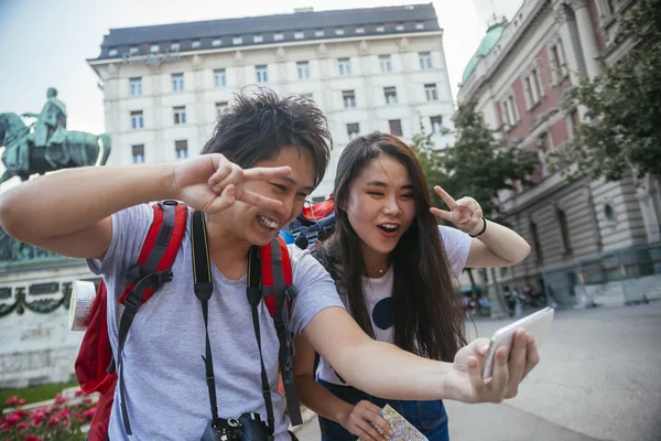 Unga asiatiska turister — Stockfoto