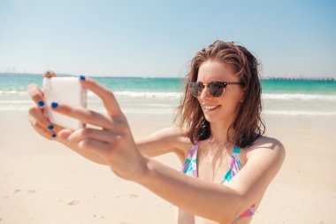 Genç erkek Selfie alarak deniz kıyısı